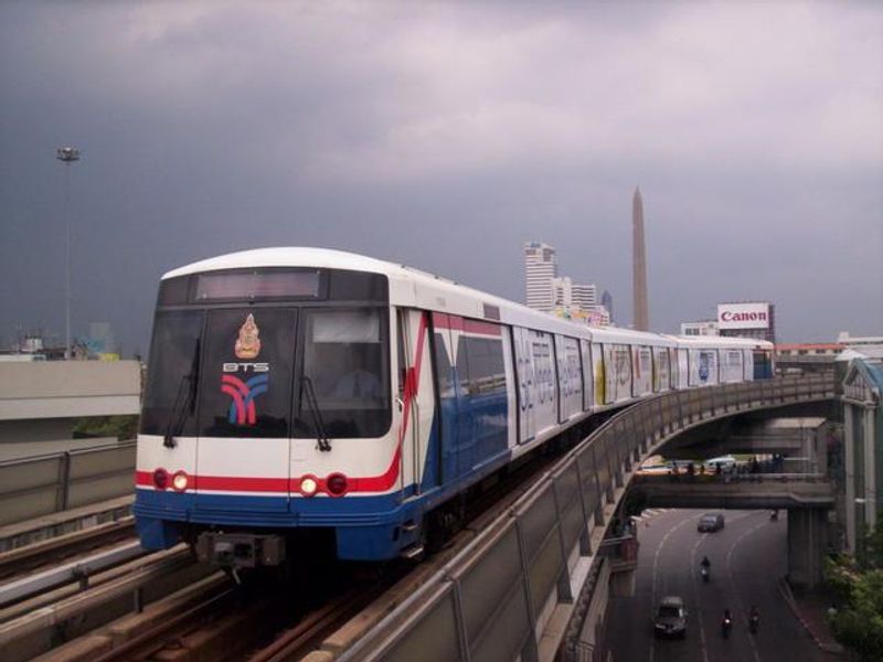 ทายใจทายนิสัย คนบนรถไฟฟ้าจากท่าทางการจับห่วงหรือเสา